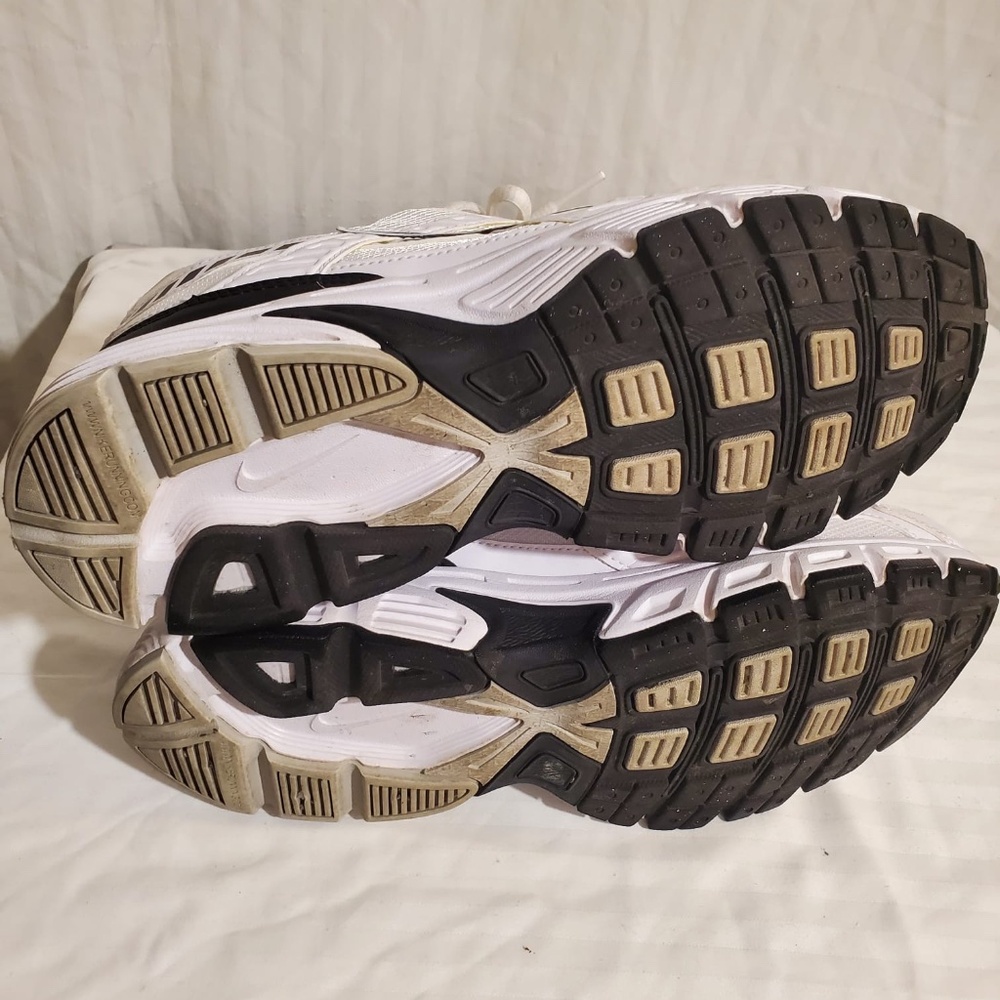 Men White And Black Nike Sneakers - Image 5
